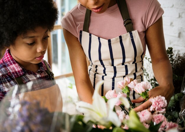 Primer plano de niño en tienda de flores