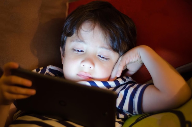 Primer plano de un niño usando una tableta digital