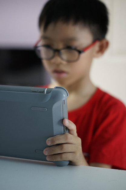 Foto primer plano de un niño usando una tableta digital