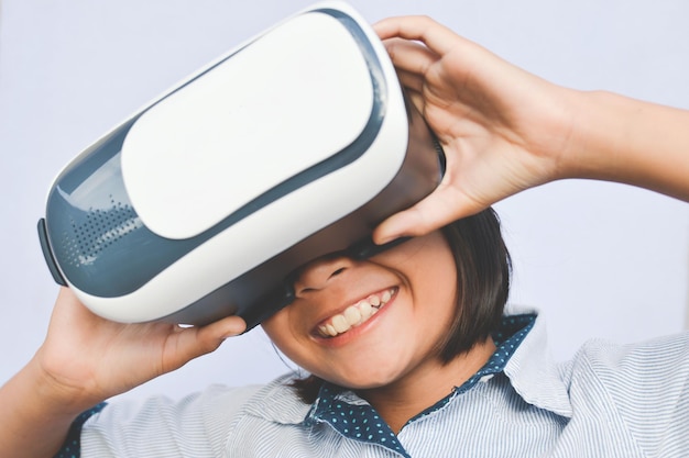 Primer plano de un niño utilizando un simulador de realidad virtual