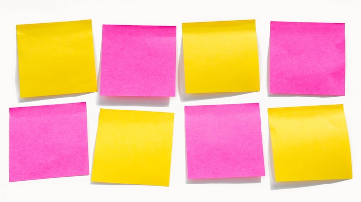 Foto primer plano de notas adhesivas de colores sobre un fondo blanco
