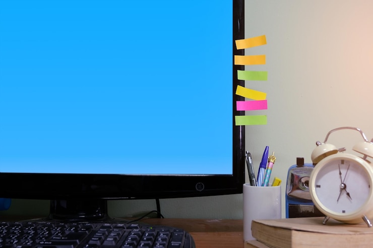 Foto primer plano de las notas adhesivas en el monitor de la computadora en el escritorio