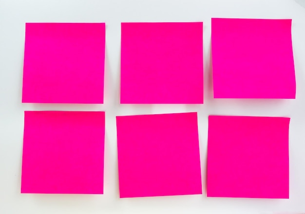 Foto primer plano de notas adhesivas rosadas sobre un fondo blanco