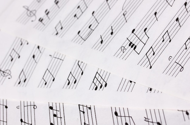 Primer plano de notas musicales