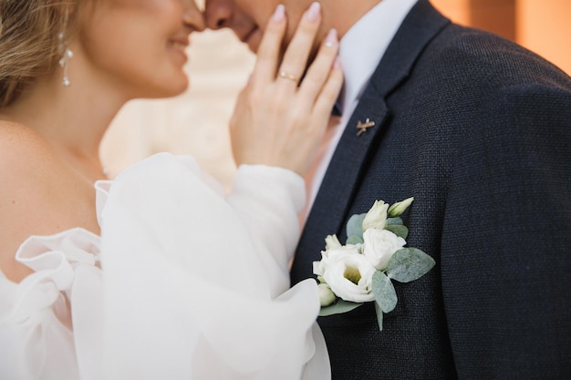 Primer plano de la novia y el novio en un abrazo