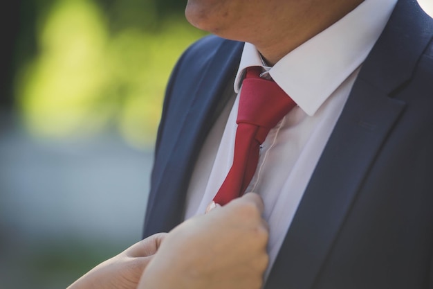 Foto primer plano de un novio preparándose para la boda