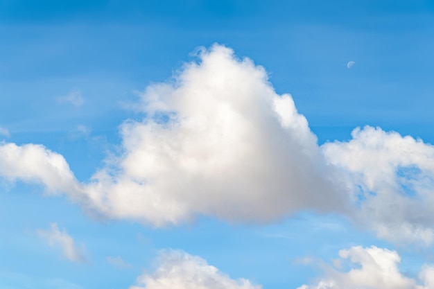 Primer plano de las nubes en un cielo azul en un frío día de otoño. Fondo natural para la creatividad y el diseño.