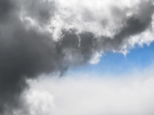 Primer plano de nubes de lluvia gris