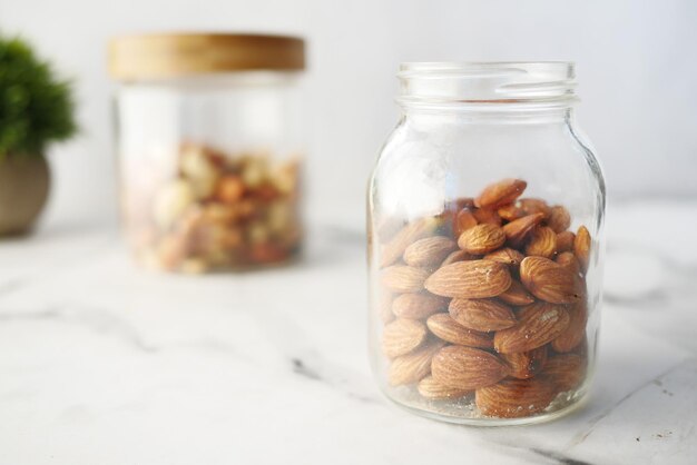 Foto un primer plano de nueces de almendra en un cuenco en la mesa