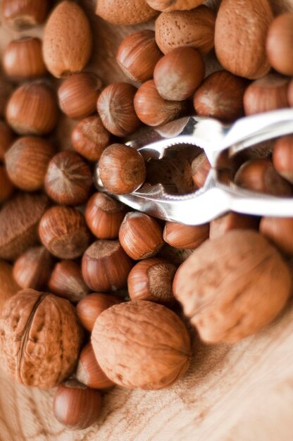 Foto primer plano de nueces y avellanas en la mesa