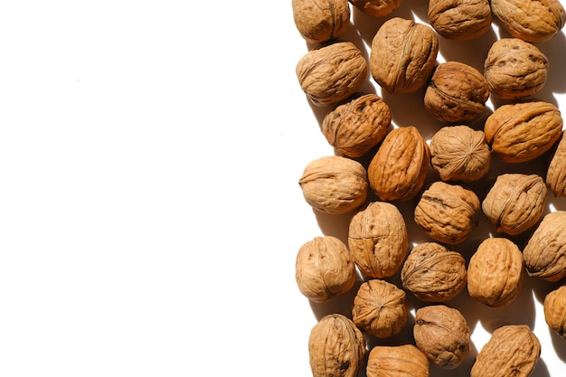 Foto primer plano de nueces sin pelar sobre un fondo claro nueces y semillas grasas saludables