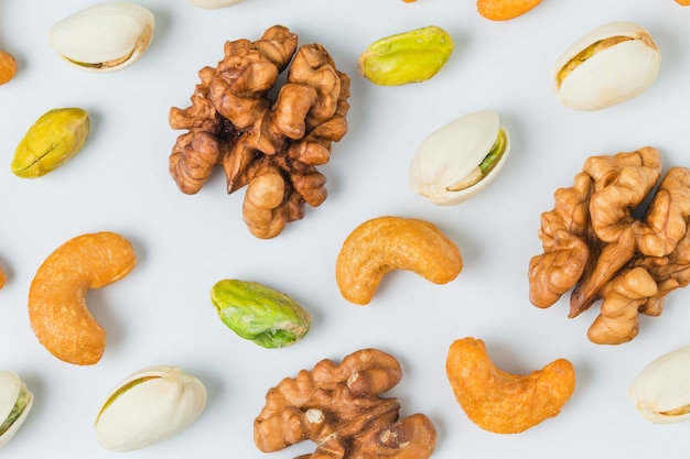 Primer plano de nueces con pistachos