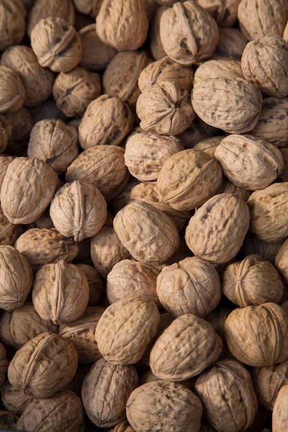 Primer plano de nueces en puesto en el mercado