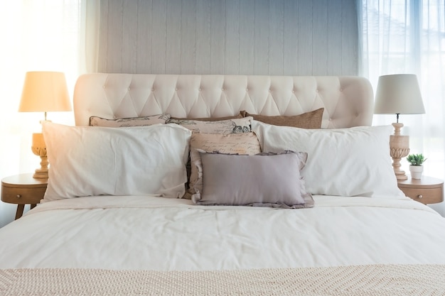 primer plano de la nueva comodidad de la cama con almohadas decorativas cabecero en el dormitorio
