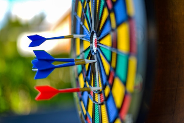 Foto primer plano del objetivo multicolor atado al metal