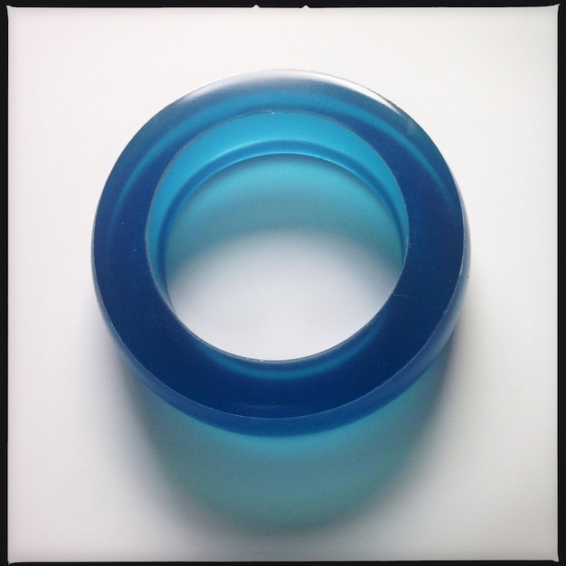 Primer plano de un objeto azul redondo sobre un fondo blanco