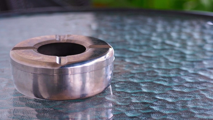 Foto primer plano de un objeto metálico en la mesa