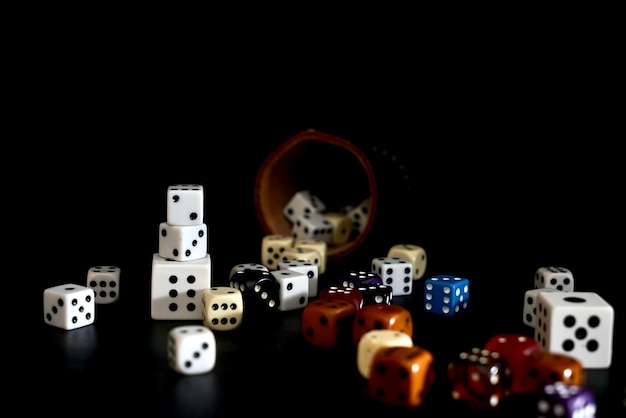 Primer plano de objetos en la mesa contra un fondo negro