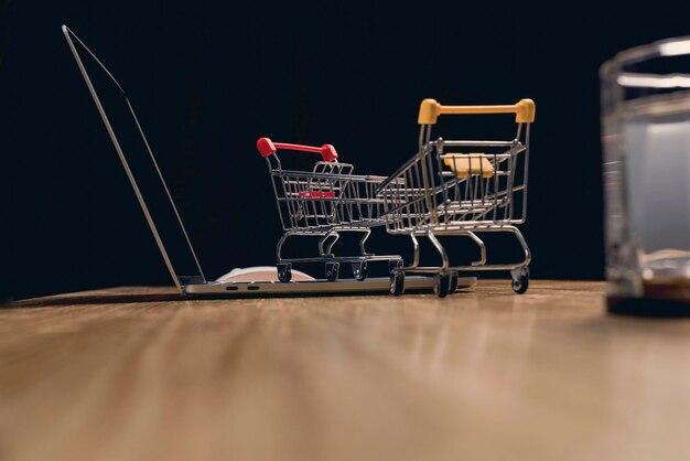 Primer plano de objetos metálicos en la mesa de una tienda