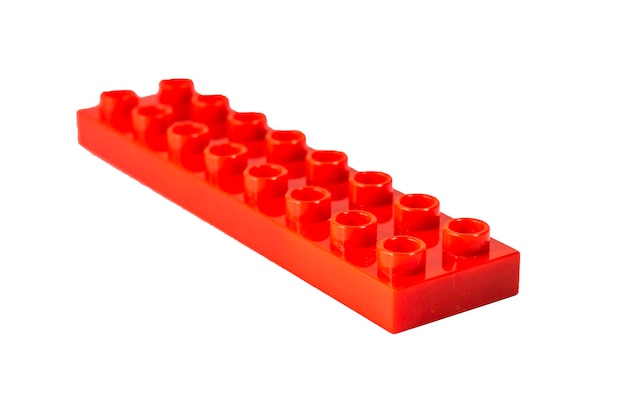 Primer plano de objetos rojos contra una pared blanca