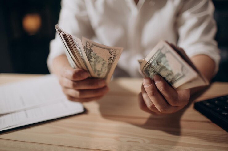 Primer plano de oficinista masculino contando dinero