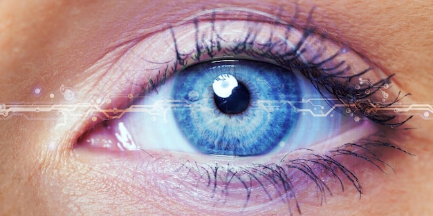Primer plano del ojo femenino con holograma digital