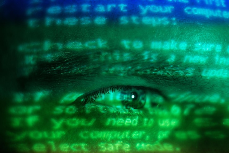 Foto primer plano del ojo humano con luz iluminada y texto