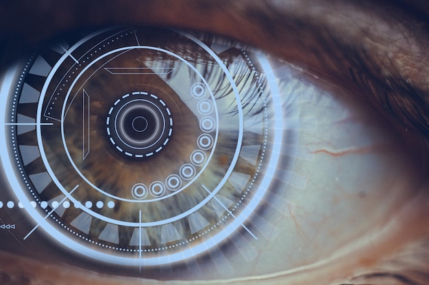 Primer plano de un ojo masculino con efectos visuales El concepto de un sensor implantado en el ojo humano Ciberespacio informático empresarial