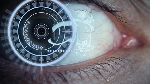 Primer plano de un ojo masculino con efectos visuales El concepto de un sensor implantado en el ojo humano Ciberespacio informático empresarial
