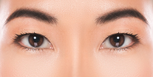 Foto primer plano de los ojos asiáticos.