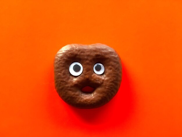 Primer plano de los ojos de googly en la comida contra un fondo naranja