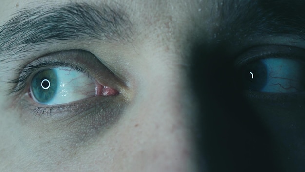 Primer plano de ojos verdes con capilares El concepto de oftalmología y medicina Vistas en diferentes direcciones