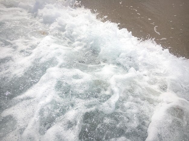 Foto primer plano de una ola en el agua
