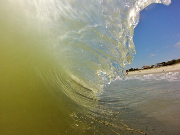 Foto primer plano de una ola en el mar contra el cielo