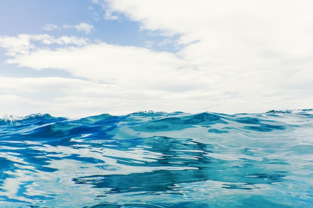 Primer plano de la ola del mar, fondo de agua con vista de ángulo bajo