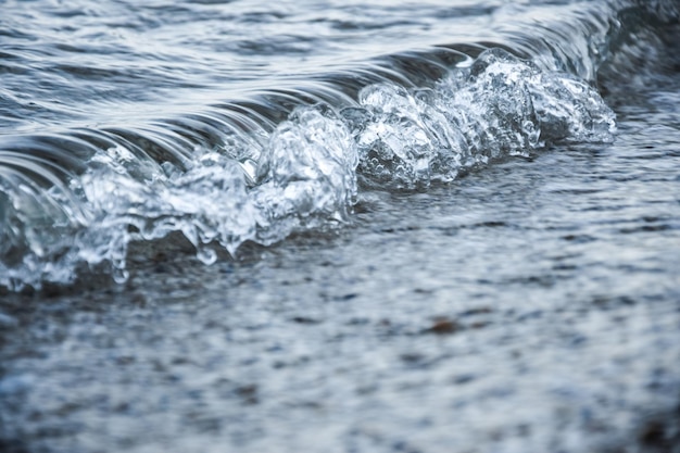 Primer plano de una ola en el mar