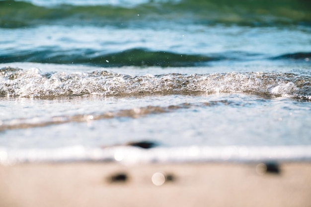 Un primer plano de las olas corriendo hacia la orilla