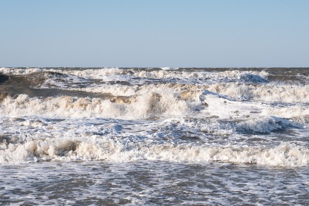 Primer plano de las olas en un día de verano