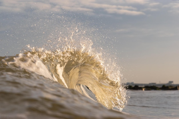 Foto primer plano de las olas del mar salpicando la orilla