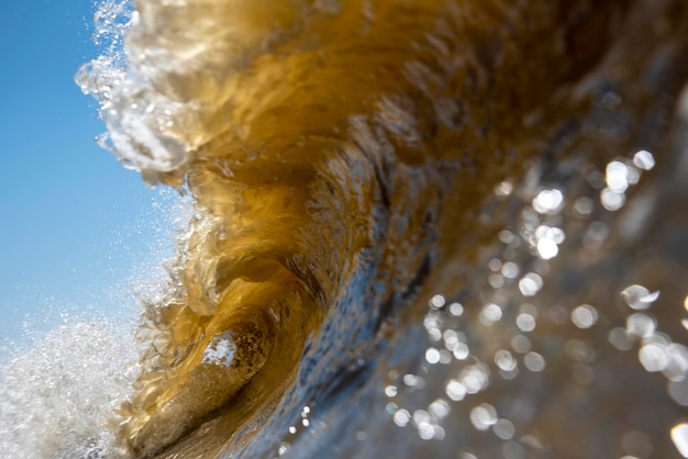 Foto primer plano de las olas del mar salpicando la orilla