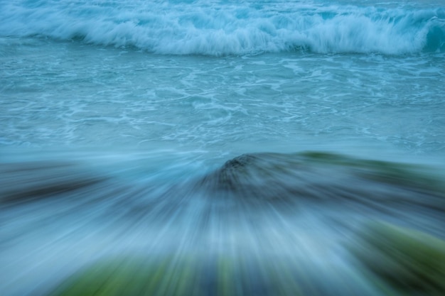 Foto primer plano de las olas marinas