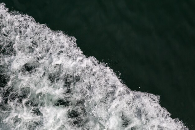 Foto primer plano de las olas que salpican en el mar