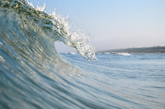 Foto primer plano de las olas salpicando en el mar