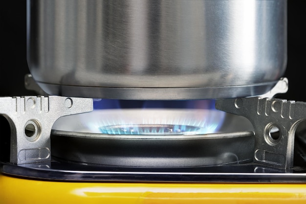 Primer plano de una olla en la estufa de gas durante la preparación de alimentos para cocinar