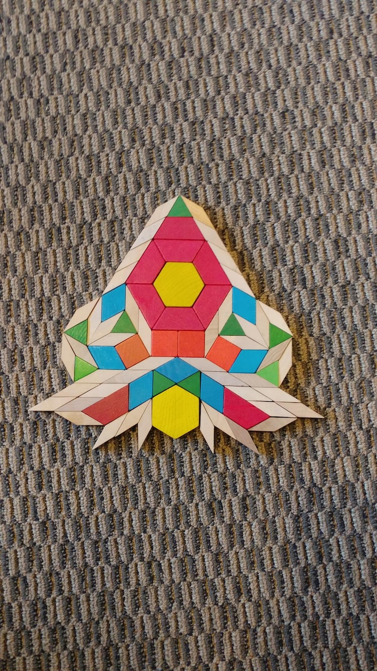 Foto primer plano de un origami en una alfombra