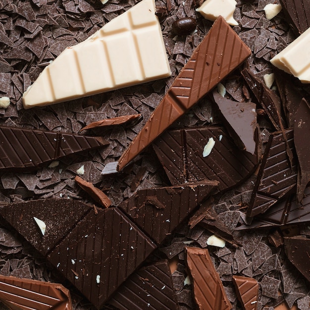 Primer plano de la oscuridad; Trozos de chocolate blanco y marrón.