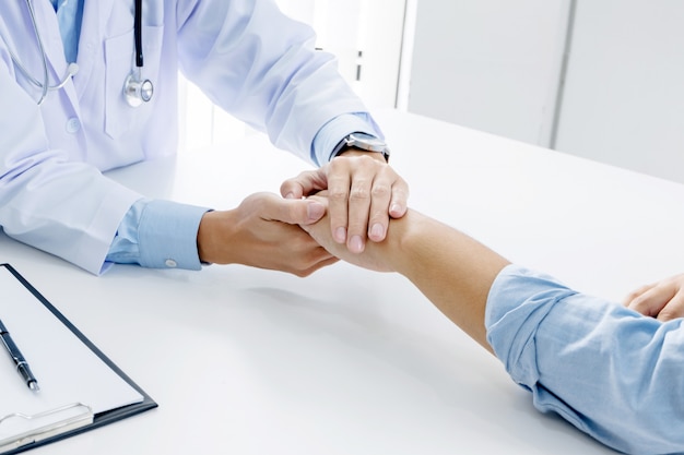 Foto primer plano de paciente y consultor médico dar un consejo en un hospital o clínica