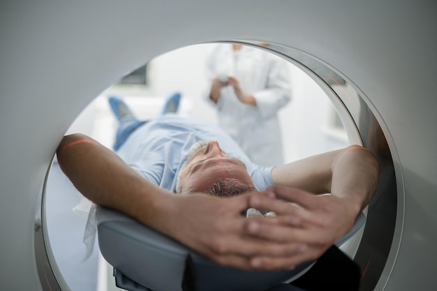 Primer plano de un paciente en el escáner de resonancia magnética