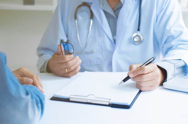 Primer plano de paciente y médico en un hospital / clínica