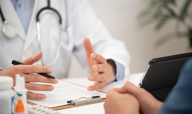 Foto primer plano de un paciente y un médico que son consultados en un hospital